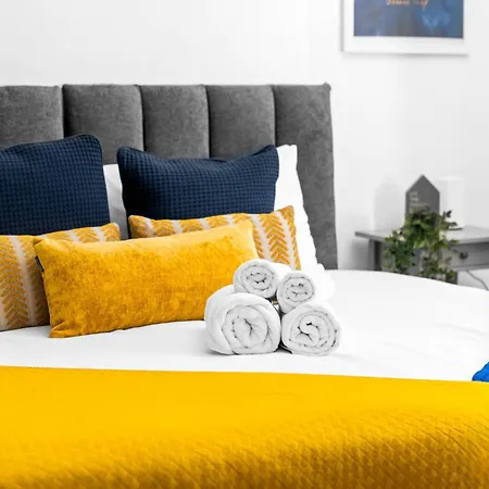 Large Modern - High-speed Wifi - Netflix - Street Parking 3br Apartment *