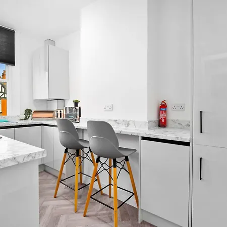 Apartment Large Modern - High-speed Wifi - Netflix - Street Parking 3br *