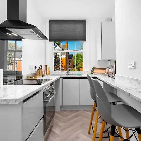 Apartment Large Modern - High-speed Wifi - Netflix - Street Parking 3br *