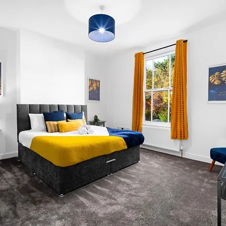 Large Modern - High-speed Wifi - Netflix - Street Parking 3br Apartment *